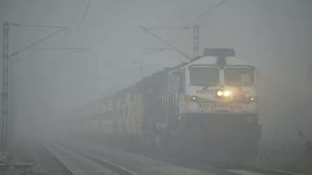 పొగమంచు కారణంగా 15 కుపైగా రైళ్లు ఆలస్యంTrains Delay Due to Fog Effect