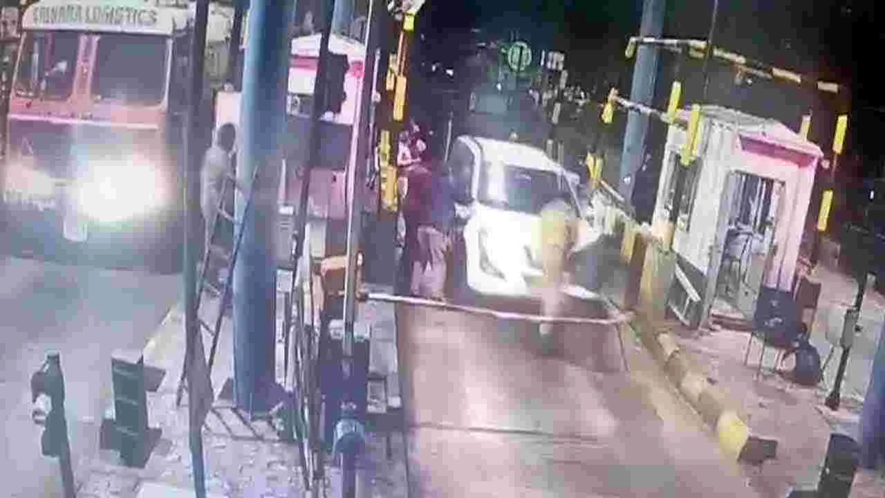 కృష్ణవరం టోల్ గేట్ వద్ద గంజాయి స్మగ్లర్ల దారుణం: పోలీసులపై కారు దూసుకెళ్లిన ఘటన