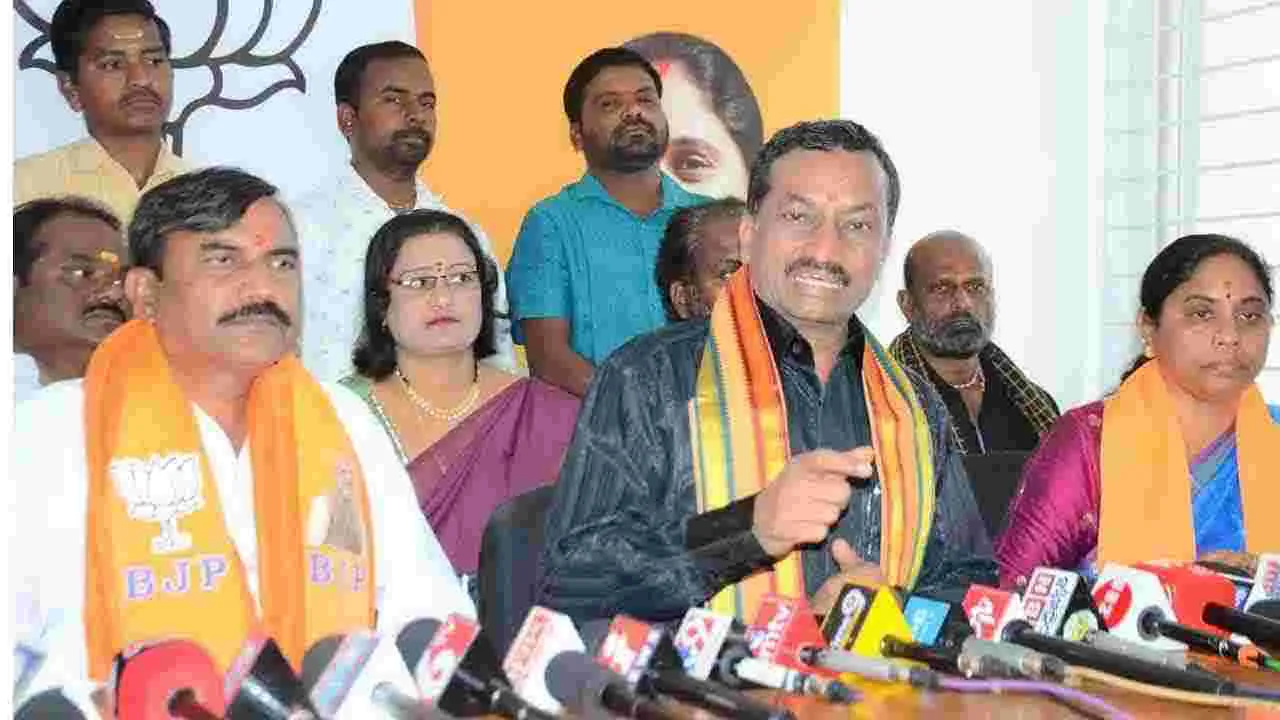 రఘునందన్ రావు: కవితపై తీవ్ర విమర్శలు, కేటీఆర్‌పై ప్రశ్నలు