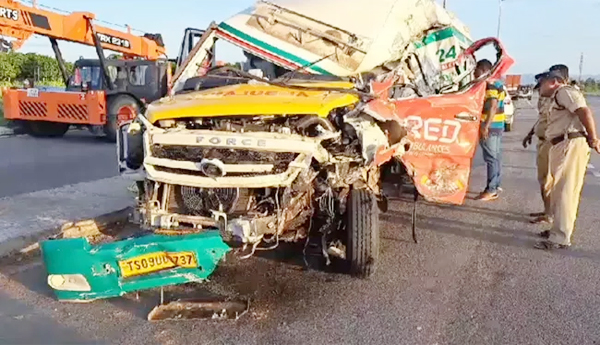 చిత్తూరులో ఘోర రోడ్డు ప్రమాదం: బస్సును ఢీకొట్టి నలుగురు మృతి