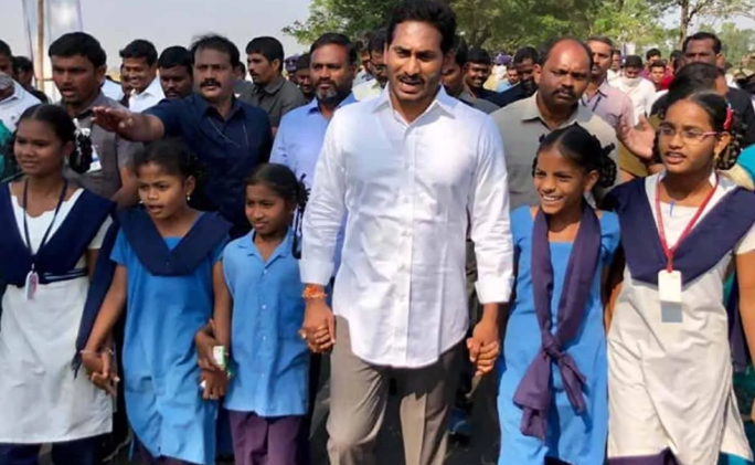 ప్రయోగాల పాలన: ప్రభుత్వ బడుల క్షీణత – ప్రైవేటు విద్యకు లాభం